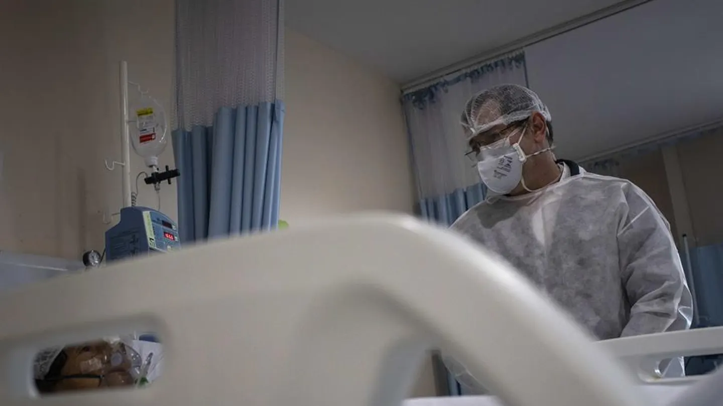 Un paciente con COVID-19 recibe tratamiento en un hospital. Un paciente con COVID-19 recibe tratamiento en un hospital.