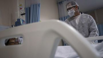 Un paciente con COVID-19 recibe tratamiento en un hospital.