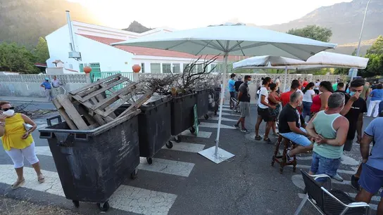 Barricadas ante la antigua residencia escolar de Tunte. Barricadas ante la antigua residencia escolar de Tunte.