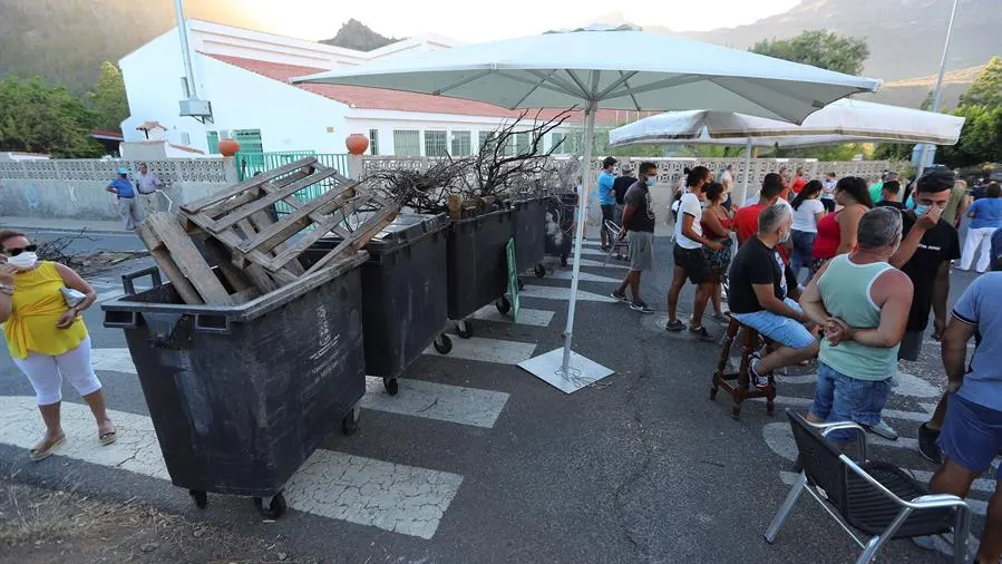 Barricadas ante la antigua residencia escolar de Tunte.