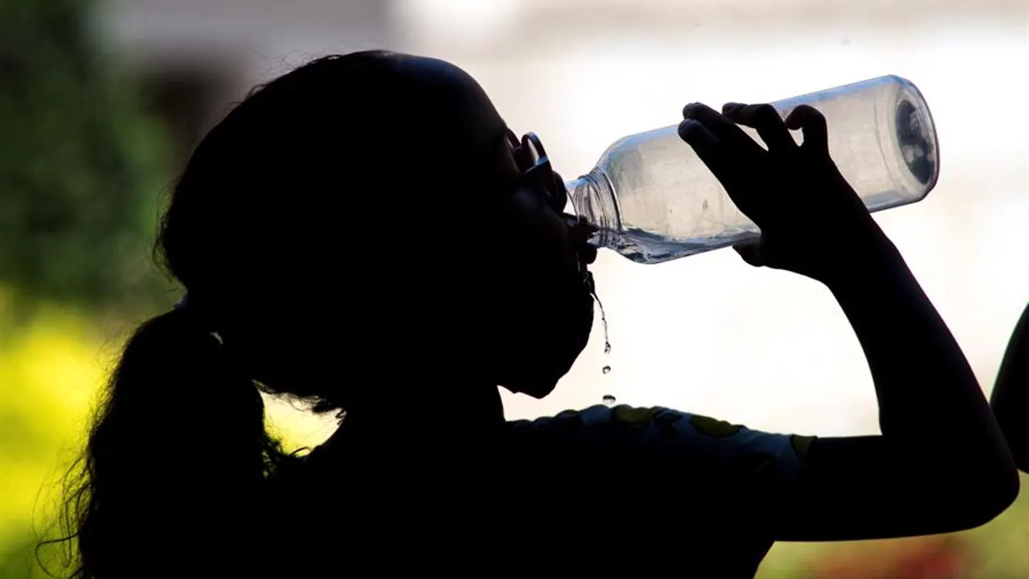 Una niña bebe agua en el centro de Ourense, en alerta por altas temperaturas Una niña bebe agua en el centro de Ourense, en alerta por altas temperaturas