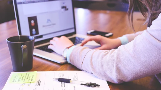 Cómo emprender y montar tu propia empresa Cómo emprender y montar tu propia empresa