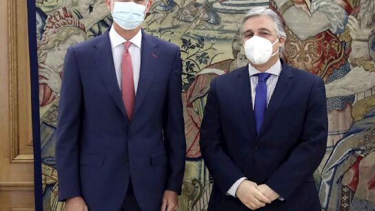 Felipe VI junto al ministro de Relaciones Exteriores de Uruguay, Francisco Bustillos