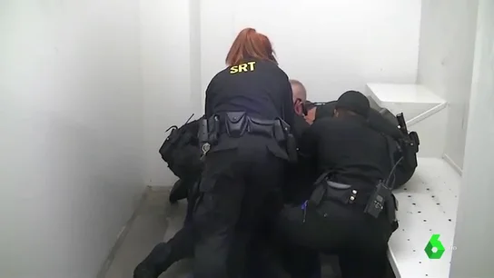 Momento en el que los agentes de la prisión reducen al recluso. racismo eeuu