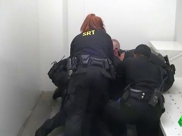 Momento en el que los agentes de la prisión reducen al recluso. Momento en el que los agentes de la prisión reducen al recluso.
