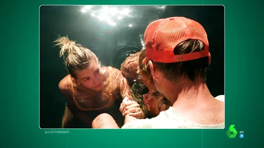 El 'moderno' bautizo de Justin Bieber y Hailey Baldwin: juntos, en bañador y con un cura "con gorra" El 'moderno' bautizo de Justin Bieber y Hailey Baldwin: juntos, en bañador y con un cura "con gorra"