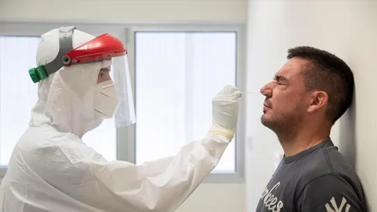 Un sanitario realiza una prueba PCR a un hombre La receta de un profesor de Harvard para acabar con el coronavirus en tres semanas: test baratos, en casa y cada dos días