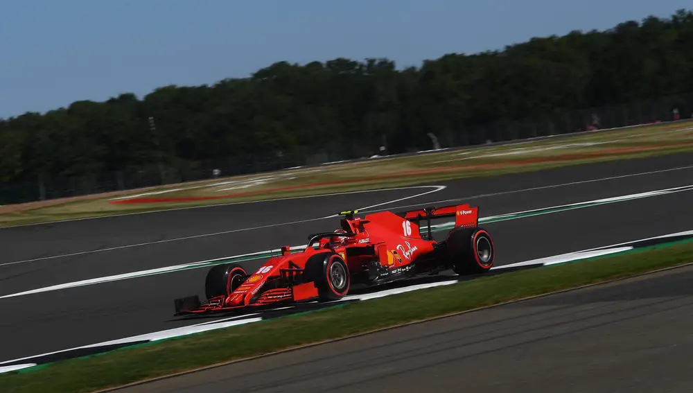 Charles Leclerc sigue como el primer Ferrari 