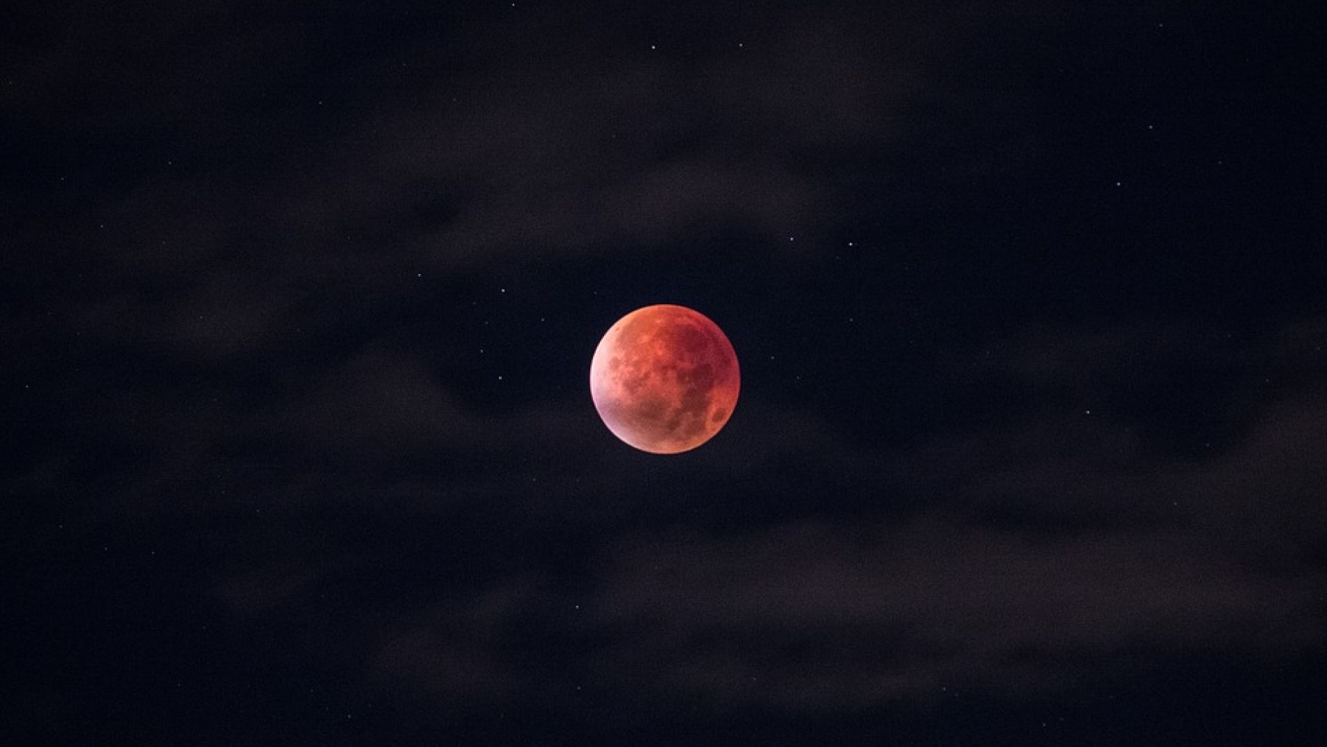 Luna roja: a qué se debe el fenómeno de los últimos días
