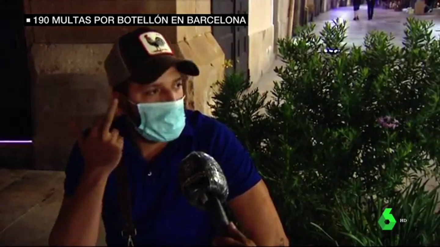 Lista de respuestas absurdas de los jóvenes que hacen botellón en Barcelona: "He hecho todo para que el virus me mate y nunca me ha matado" Lista de respuestas absurdas de los jóvenes que hacen botellón en Barcelona: "He hecho todo para que el virus me mate y nunca me ha matado"