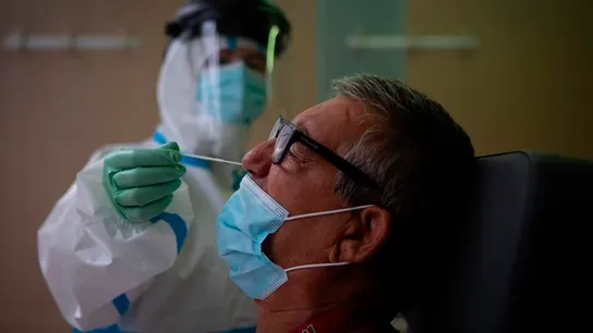Una profesional sanitaria realiza una prueba PCR. Una profesional sanitaria realiza una prueba PCR.
