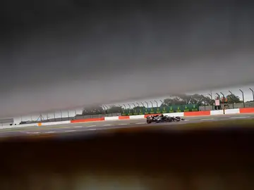 Hamilton lidera el primer entrenamiento de Silverstone Hamilton lidera el primer entrenamiento de Silverstone