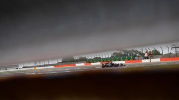 Hamilton lidera el primer entrenamiento de Silverstone