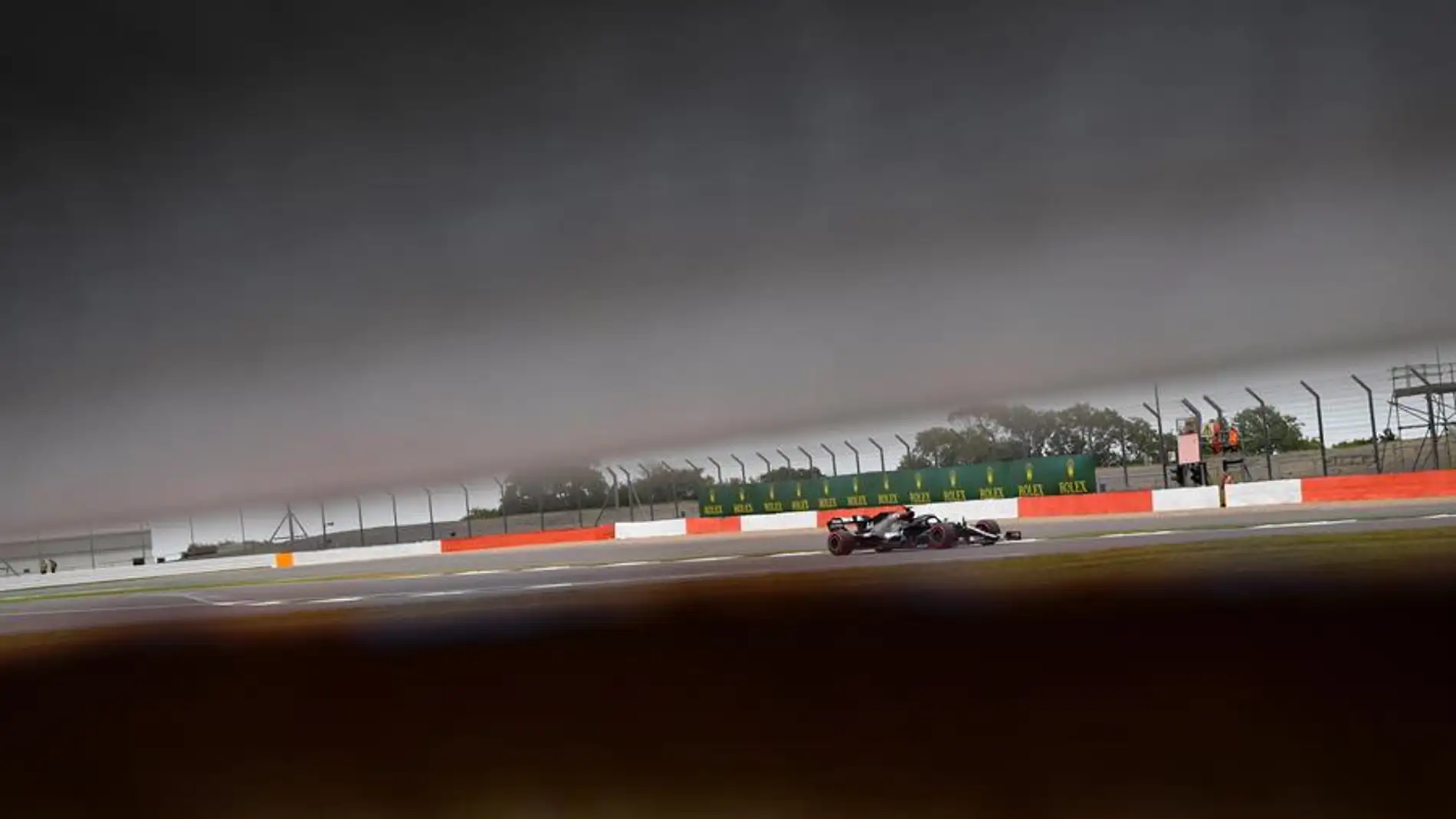 Hamilton lidera el primer entrenamiento de Silverstone