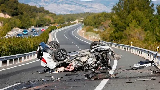 Imagen de archivo de un accidente mortal en carretera. Imagen de archivo de un accidente mortal en carretera.