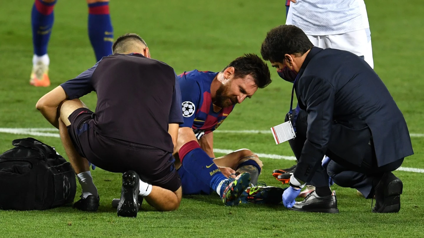 Messi, dolido en el césped Messi, dolido en el césped