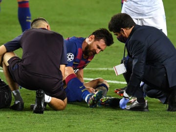 Messi, dolido en el césped Messi, dolido en el césped