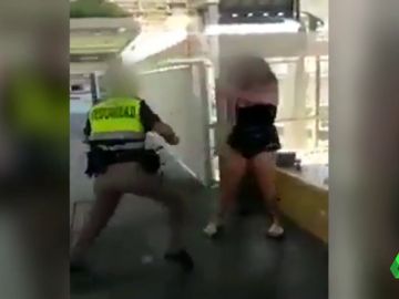 Imagen de la vigilante agredida por dos jóvenes en Fuengirola Imagen de la vigilante agredida por dos jóvenes en Fuengirola