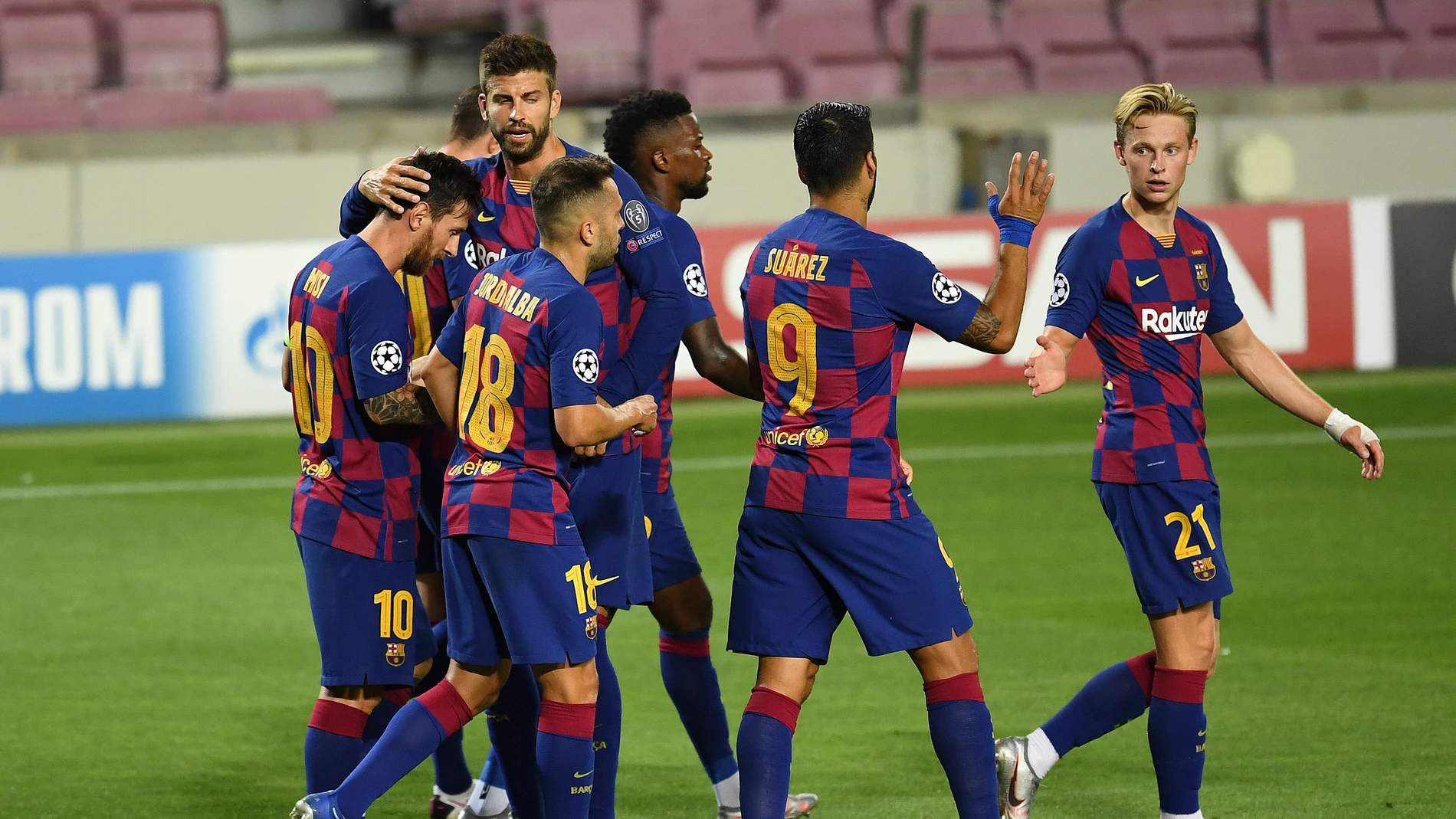 Los jugadores del Barcelona se abrazan tras un gol
