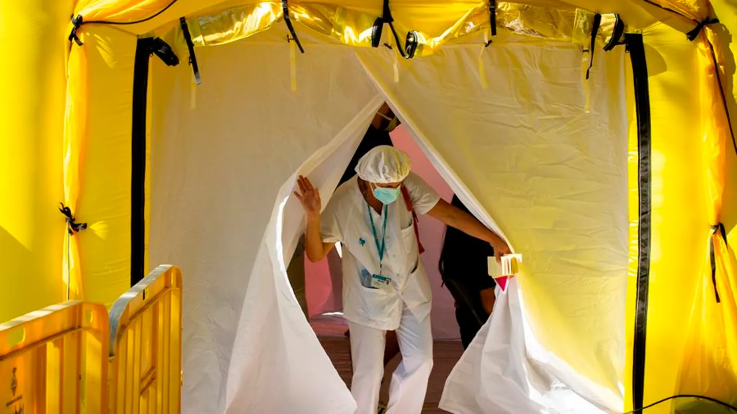 Un médico durante un cribado masivo y voluntario en una carpa de Ripollet, Barcelona Un médico durante un cribado masivo y voluntario en una carpa de Ripollet, Barcelona