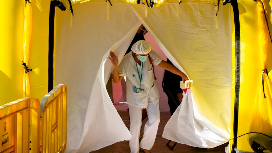 Un médico durante un cribado masivo y voluntario en una carpa de Ripollet, Barcelona Un médico durante un cribado masivo y voluntario en una carpa de Ripollet, Barcelona