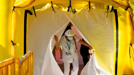 Un facultativo durante un cribado masivo y voluntario el pasado jueves en una carpa de Ripollet Un facultativo durante un cribado masivo y voluntario el pasado jueves en una carpa de Ripollet