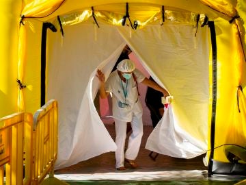 Un facultativo durante un cribado masivo y voluntario el pasado jueves en una carpa de Ripollet Un facultativo durante un cribado masivo y voluntario el pasado jueves en una carpa de Ripollet