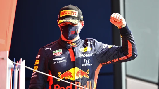 Max Verstappen celebra una victoria Max Verstappen celebra una victoria