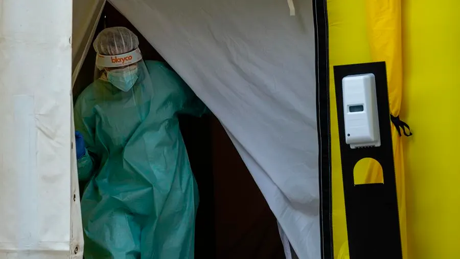 Una sanitaria sale de una carpa provisional instalada ante el CAP Prat de la Riba de Lleida