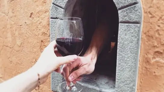 Una 'ventana del vino' en la ciudad de Florencia Una 'ventana del vino' en la ciudad de Florencia