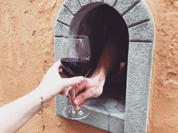 Una 'ventana del vino' en la ciudad de Florencia Una 'ventana del vino' en la ciudad de Florencia