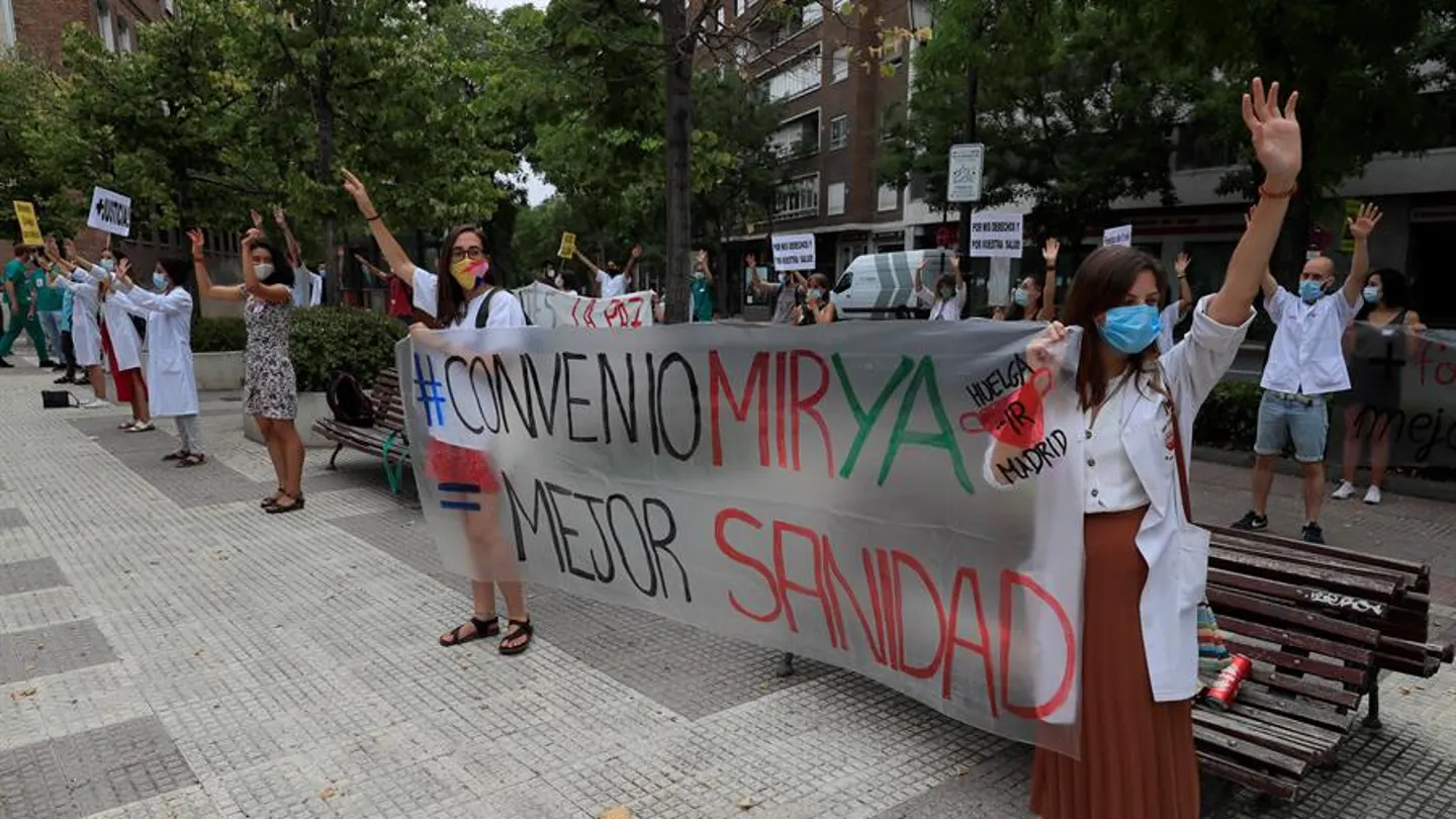 Varias personas concentradas ante la Consejería de Hacienda de Madrid Varias personas concentradas ante la Consejería de Hacienda de Madrid