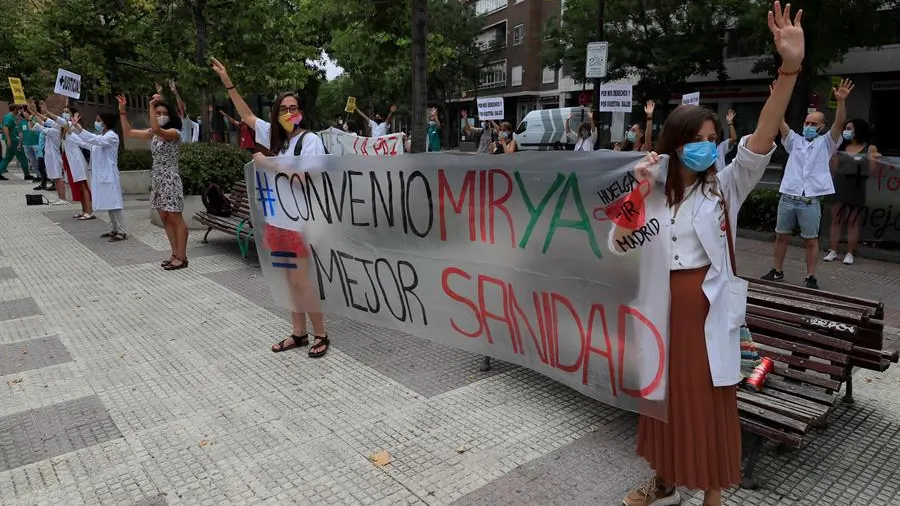 Varias personas concentradas ante la Consejería de Hacienda de Madrid