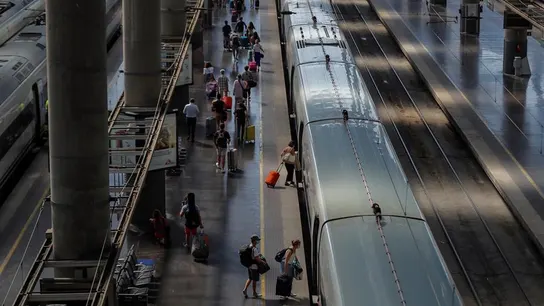 Varias personas suben al AVE en la Estación de Atocha en Madrid. Varias personas suben al AVE en la Estación de Atocha en Madrid.