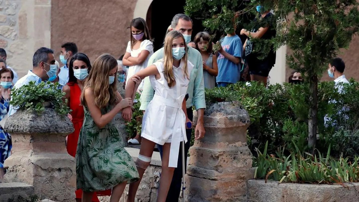 La infanta Sofía con muletas en Mallorca La infanta Sofía con muletas en Mallorca