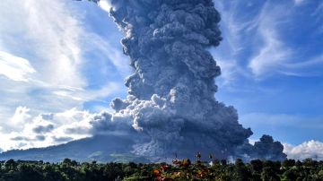 Imagen de la gran columna de humo expulsada por el volcán Sinabung