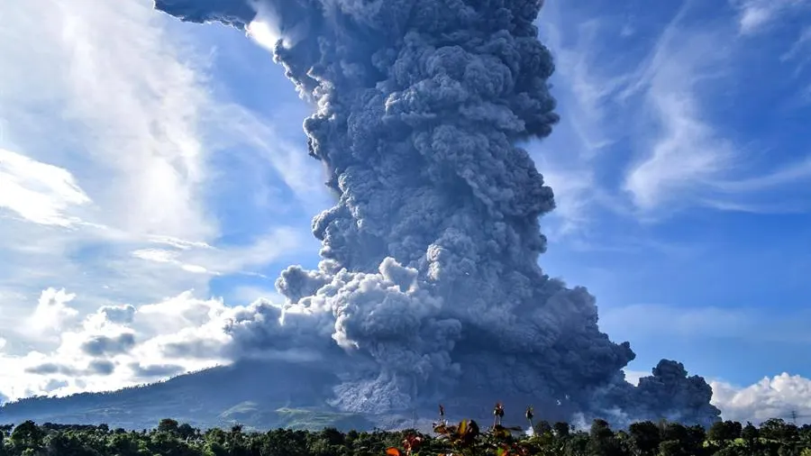 Imagen de la gran columna de humo expulsada por el volcán Sinabung