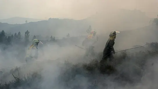 Efectivos de las brigadas contra incendios trabajan en las labores de extinción del fuego en el transfronterizo Parque del Gerês-Xurês. Efectivos de las brigadas contra incendios trabajan en las labores de extinción del fuego en el transfronterizo Parque del Gerês-Xurês.