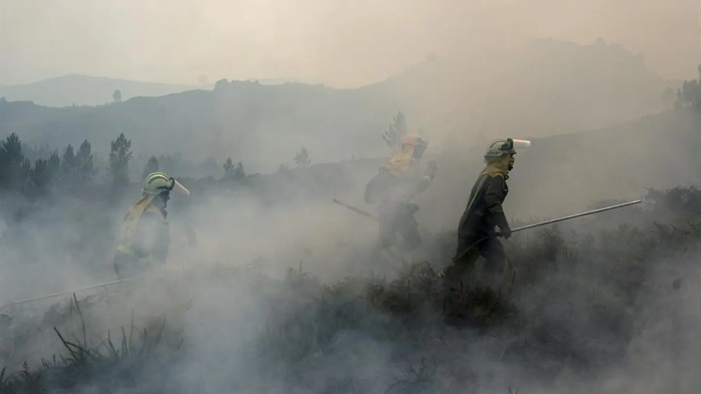 Efectivos de las brigadas contra incendios trabajan en las labores de extinción del fuego en el transfronterizo Parque del Gerês-Xurês. Efectivos de las brigadas contra incendios trabajan en las labores de extinción del fuego en el transfronterizo Parque del Gerês-Xurês.