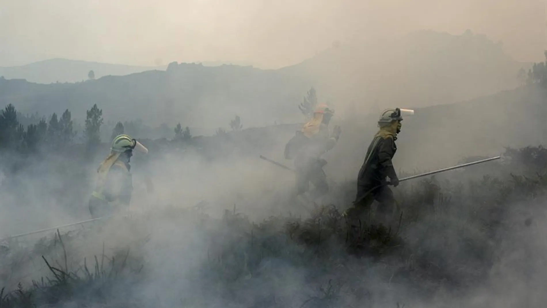  Efectivos de las brigadas contra incendios trabajan en las labores de extinción del fuego en el transfronterizo Parque del Gerês-Xurês.