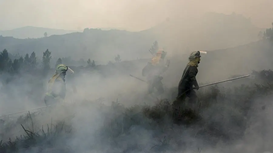  Efectivos de las brigadas contra incendios trabajan en las labores de extinción del fuego en el transfronterizo Parque del Gerês-Xurês.