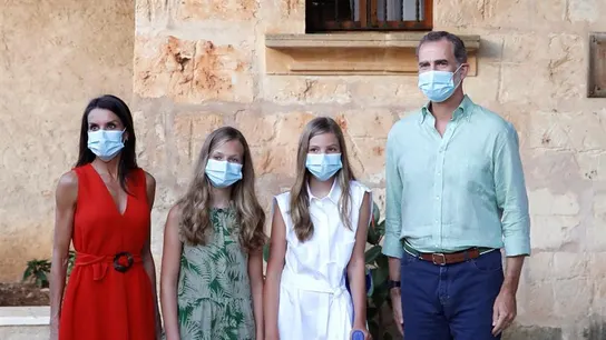 Los reyes y sus hijas en Petra, Mallorca Los reyes y sus hijas en Petra, Mallorca