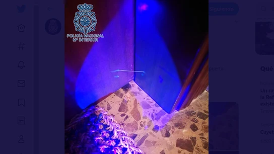 Imagen de una puerta marcada con un hilo de silicona Imagen de una puerta marcada con un hilo de silicona