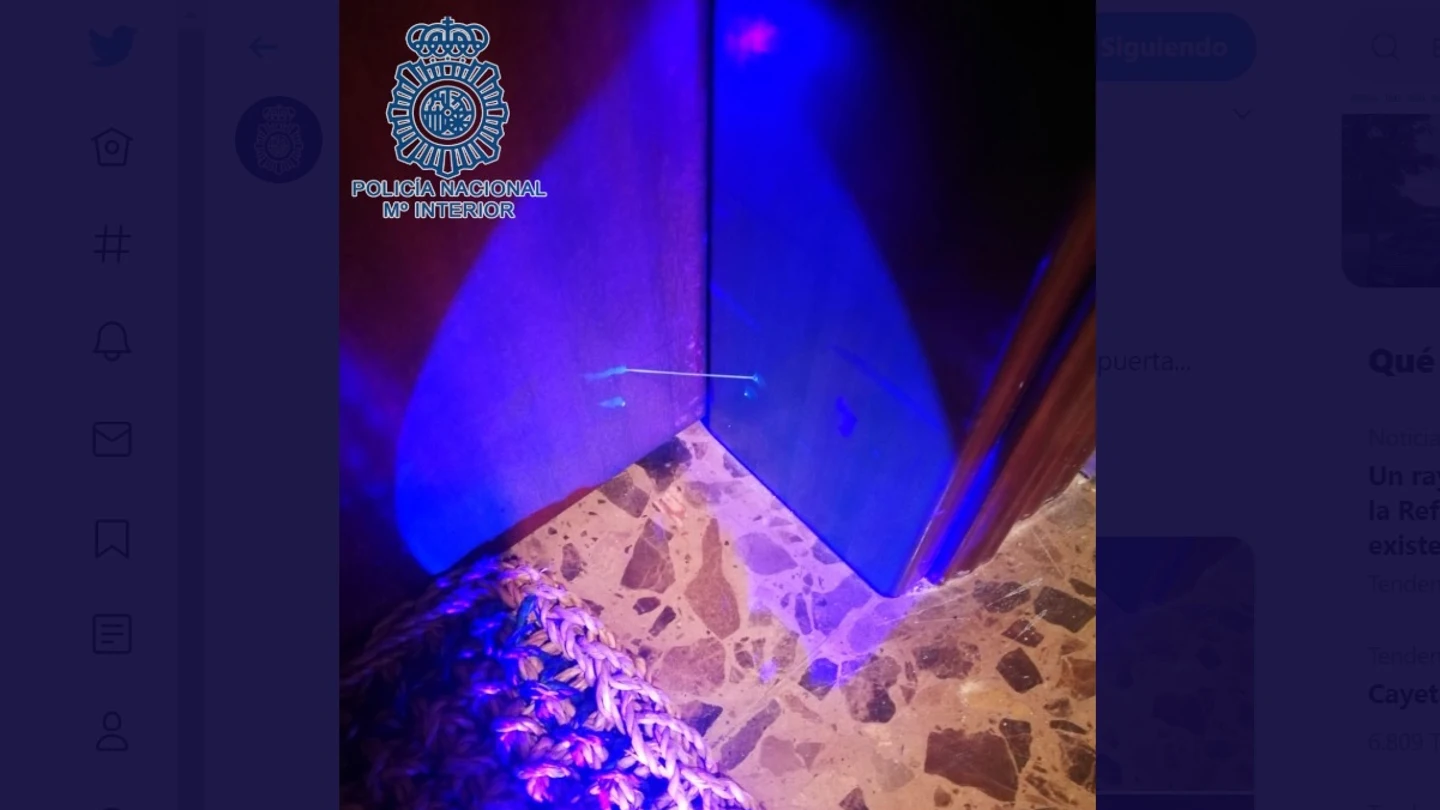 Imagen de una puerta marcada con un hilo de silicona Imagen de una puerta marcada con un hilo de silicona