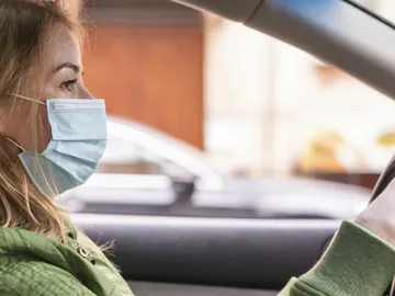 Cómo guardar las mascarillas en el coche: tirarlas puede suponer una sanción de 3000 euros Cómo guardar las mascarillas en el coche: tirarlas puede suponer una sanción de 3000 euros