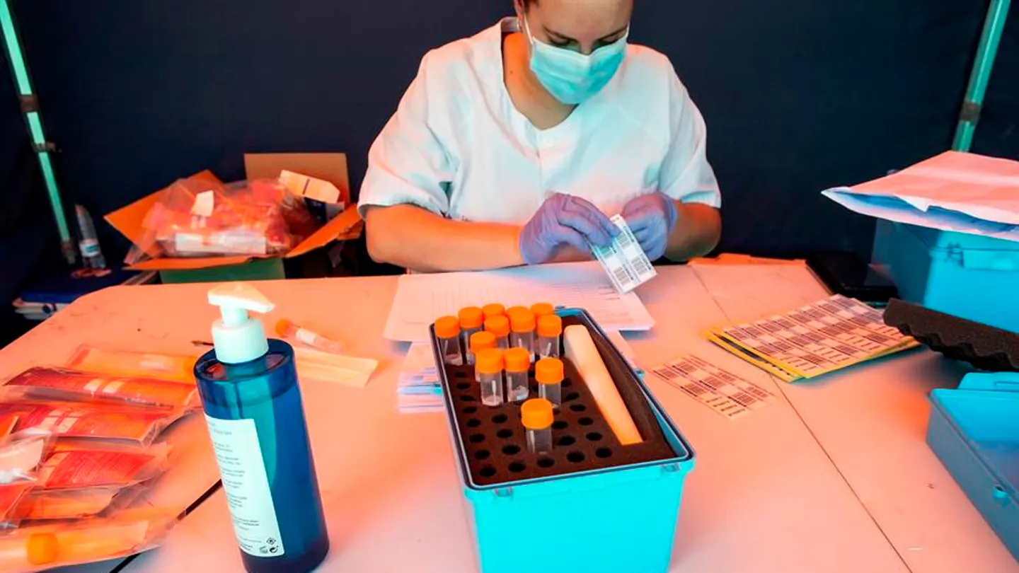 Una sanitaria prepara pruebas del coronavirus Una sanitaria prepara pruebas del coronavirus