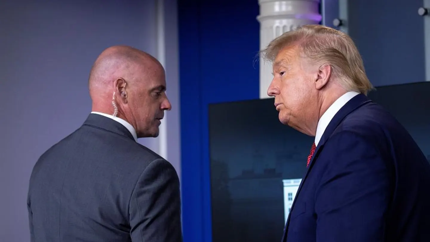 El presidente de Estados Unidos, Donald Trump, escoltado fuera de una rueda de prensa. El presidente de Estados Unidos, Donald Trump, escoltado fuera de una rueda de prensa.