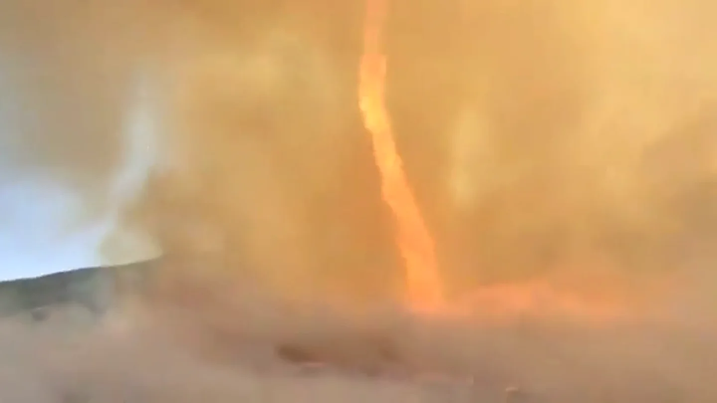 Graban un impactante tornado de fuego en mitad de un incendio forestal en Ourense Graban un impactante tornado de fuego en mitad de un incendio forestal en Ourense