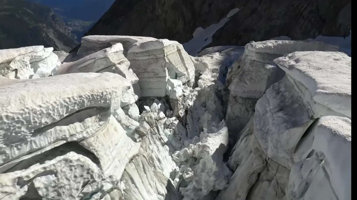 Desprendimiento del glaciar Tourtemagne, en Suiza. Desprendimiento del glaciar Tourtemagne, en Suiza.