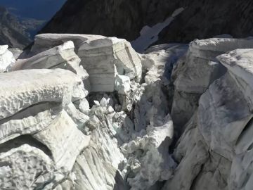 Desprendimiento del glaciar Tourtemagne, en Suiza. Desprendimiento del glaciar Tourtemagne, en Suiza.